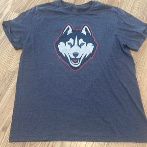Uconn huskies XL tee shirt